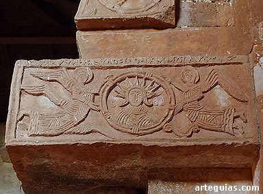 Uno de los bloques con relieves que soporta el arco triunfal