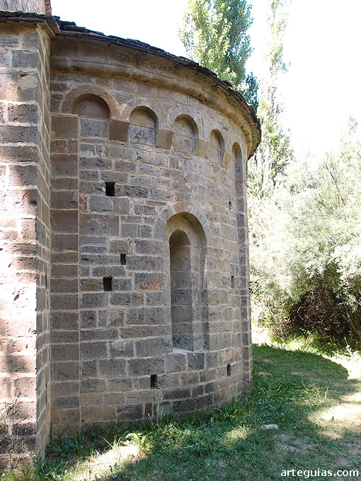 Ábside donde se conjugan formas lombardas con sillería del románico pleno