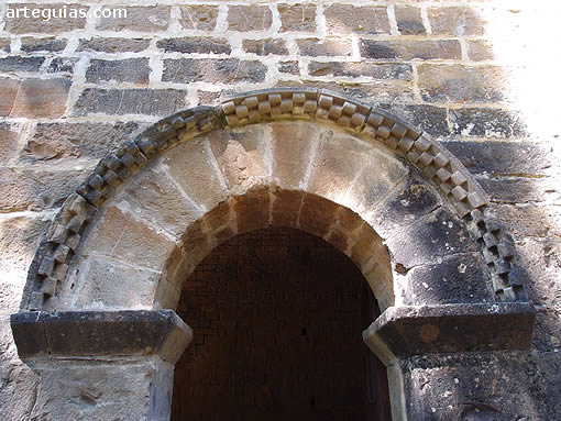 Puerta lateral con chambrana de taqueado jaqués