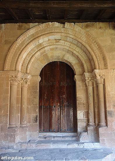 Puerta rom&aacute;nica en el muro sur