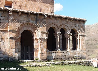 Ermita de San Crist&oacute;bal de Canales de la Sierra: galer&iacute;a porticada