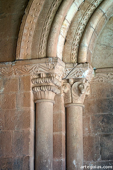 Detalle de las arquivoltas y columnas: relieves geom&eacute;tricos y vegetales