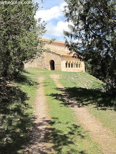 Ermita de Santa Catalina de Hinojosa, Guadalajara, en medio de pinares de la Sierra