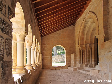 Galer&iacute;a porticada con sus arquer&iacute;as y la puerta de ingreso al templo
