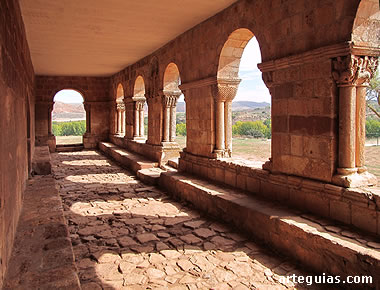 Ermita de Tiermes: interior de la galer&iacute;a porticada