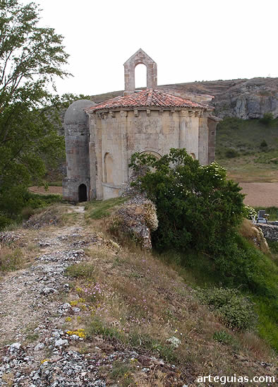 La Ermita de Santa Cecilia de Vallespinoso de Aguilar fue construida en un promontorio rocoso