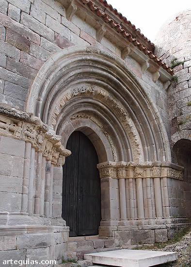 Vallespinoso de Aguilar: puerta de la ermita de Santa Cecilia