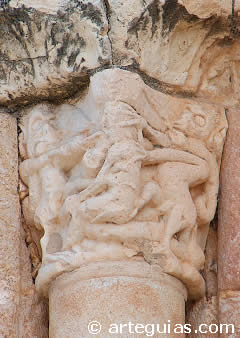 Capitel con demonios atosigando a un personaje