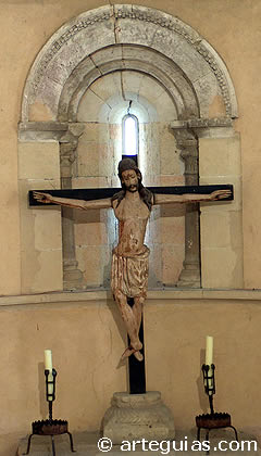 Ventanal del &aacute;bside central y un crucificado g&oacute;tico