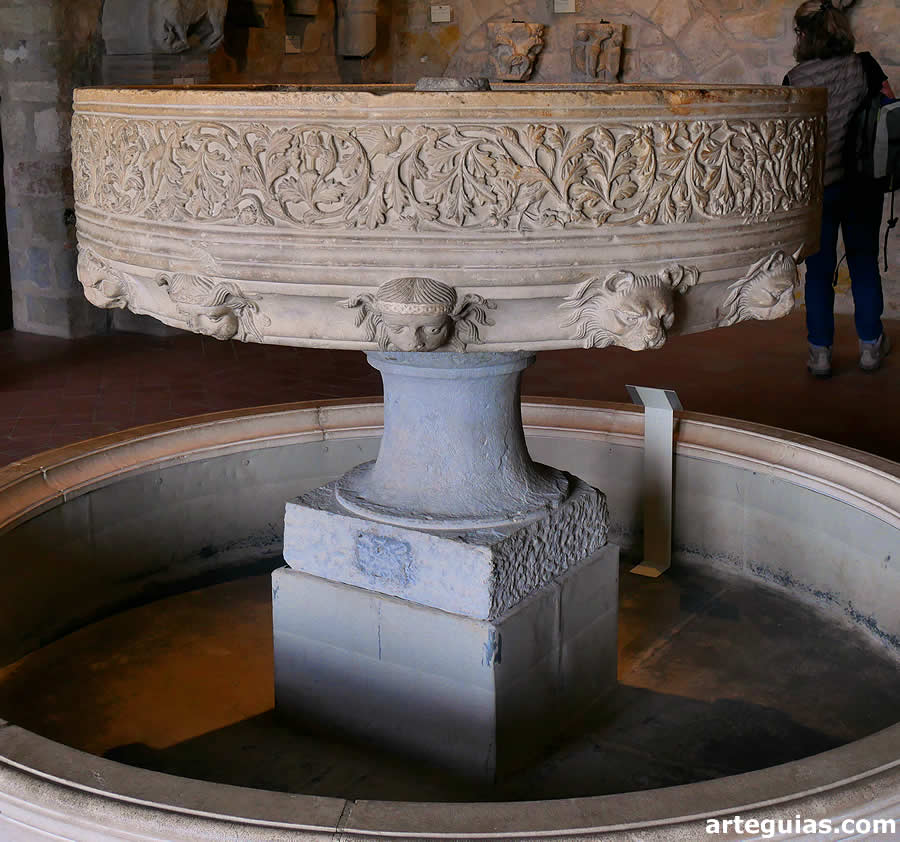 Fuente rom&aacute;nica de lavartorio de un monasterio