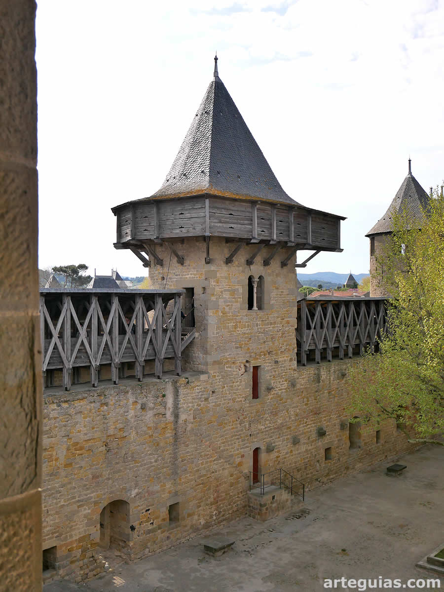 Torre con matacan de madera. Ciudadela de Carcasona, Francia 