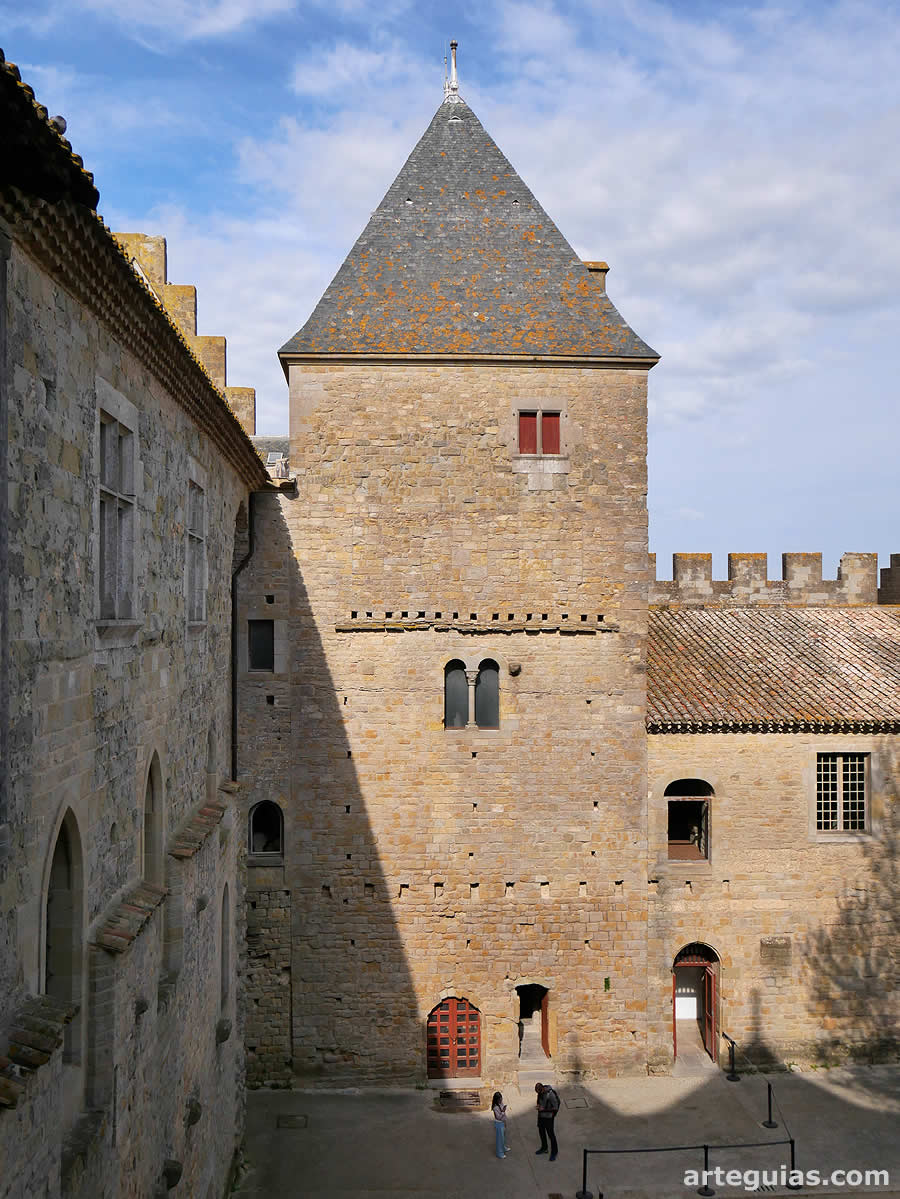 Una de las torres del castillo condal