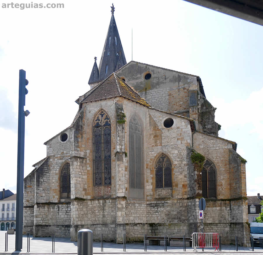 La iglesia de Saint-Pierre de Orthez desde el este