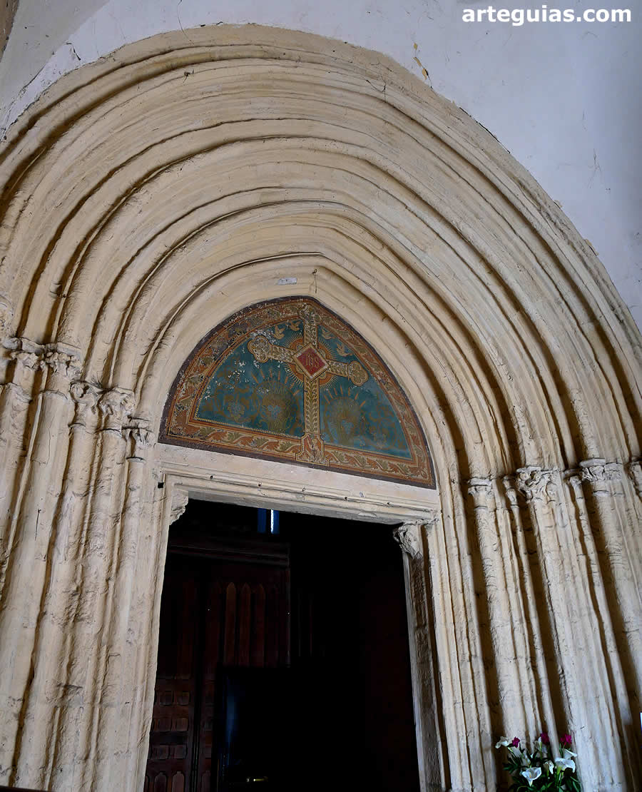 Portada gótica original de la iglesia