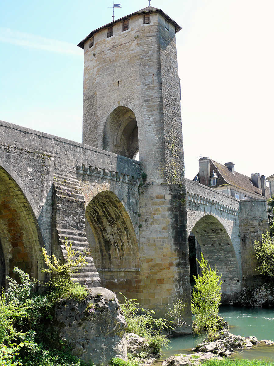 El Puente Viejo sobre el río Gave de Pau