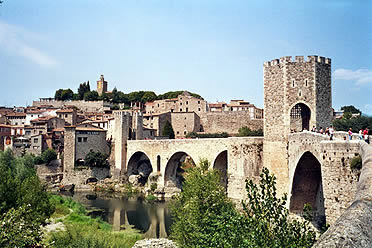 Besal&uacute; con su emblem&aacute;tico Puente Viejo