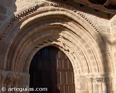 Puerta rom&aacute;nica de la iglesia de Escopete, a  20 Km. de Zorita de los Canes