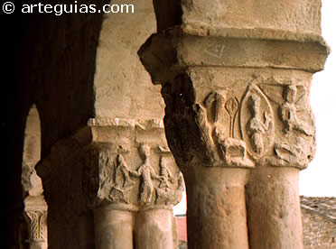 Capiteles de la galer&iacute;a