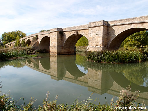 Puente de Itero del Castillo sobre el r&iacute;o Pisuerga