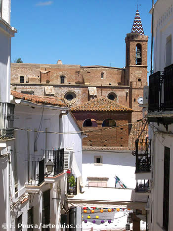Vista de las calles e iglesia de Aroche, Huelva