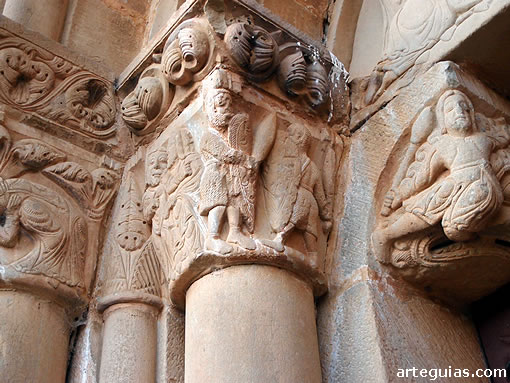 Iglesia de Santiago: capiteles de la puerta