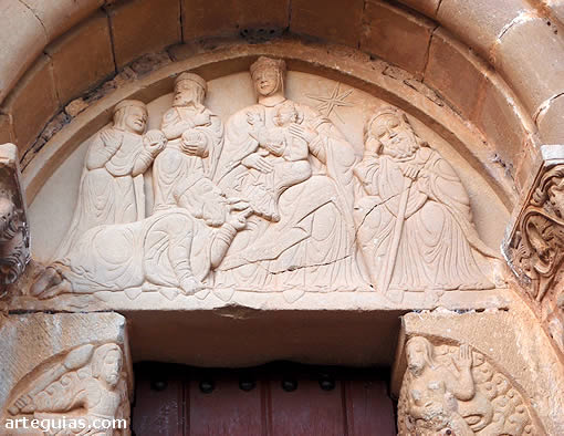 Iglesia de Santiago de Agüero: tímpano con la Adoración de los Reyes Magos