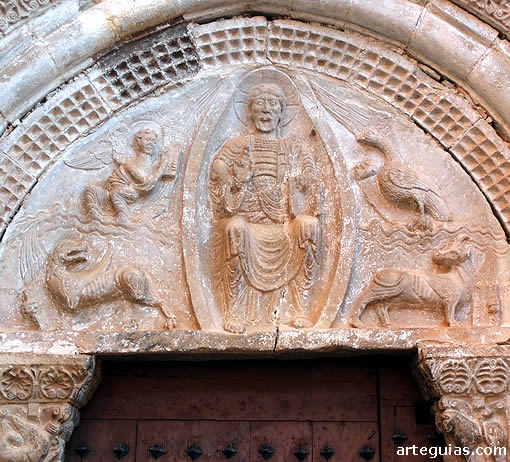 Tímpano con Cristo en Majestad y el Tetramorfos