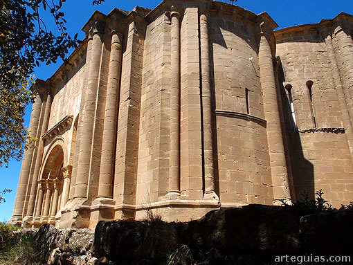 Iglesia de Santiago de Agüero: portada y cabecera