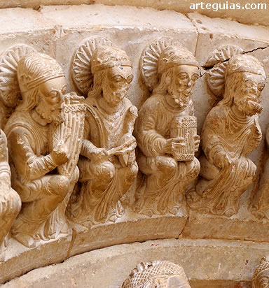 Ancianos del Apocalipsis en una de las arquivoltas de la puerta. Iglesia de Ahedo de Butr&oacute;n