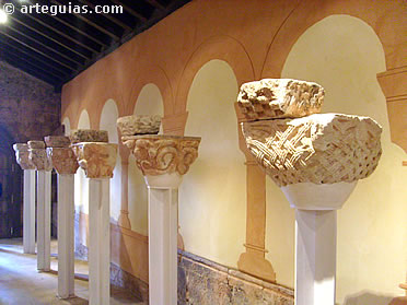 Lapidario con restos de la galer&iacute;a porticada