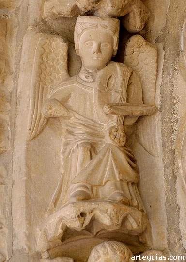 &Aacute;ngel con una f&iacute;dula