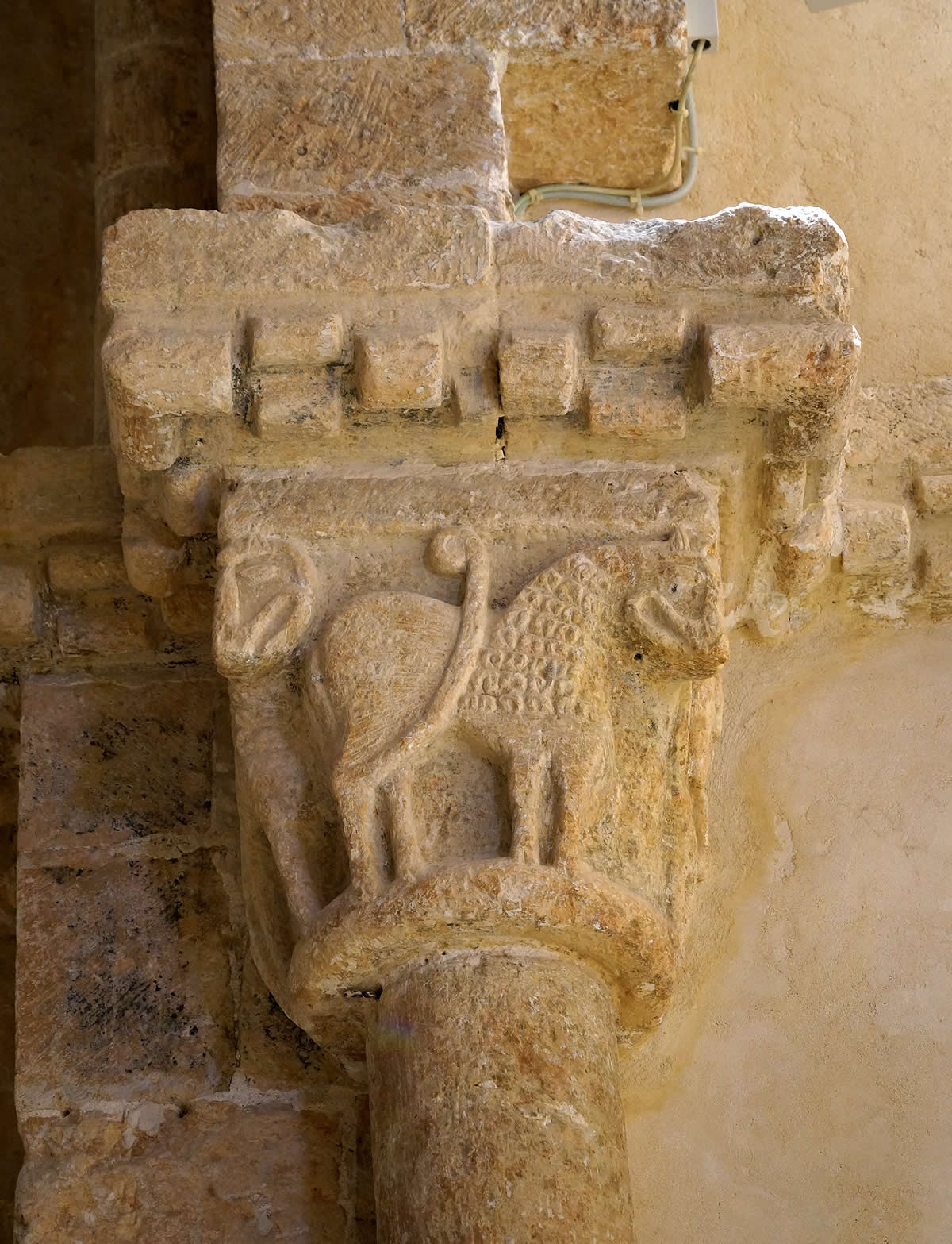 Capitel con un león en el arco triunfal