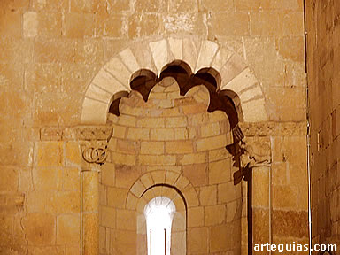 Arco polilobulado del &aacute;bside sur
