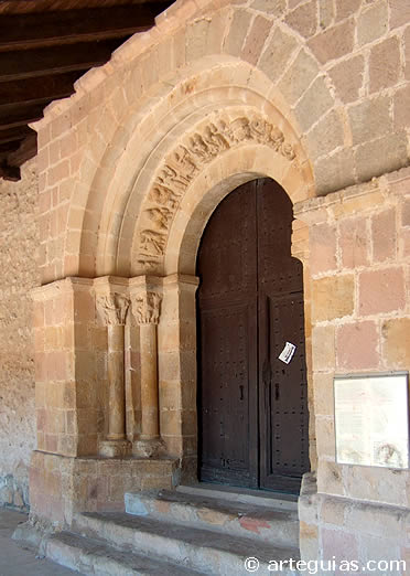 Puerta rom&aacute;nica con la famosa arquivolta del mensario