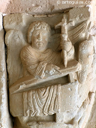 &Aacute;ngel mostrando el sepulcro vac&iacute;o de Cristo
