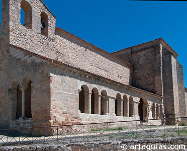 Iglesia porticada