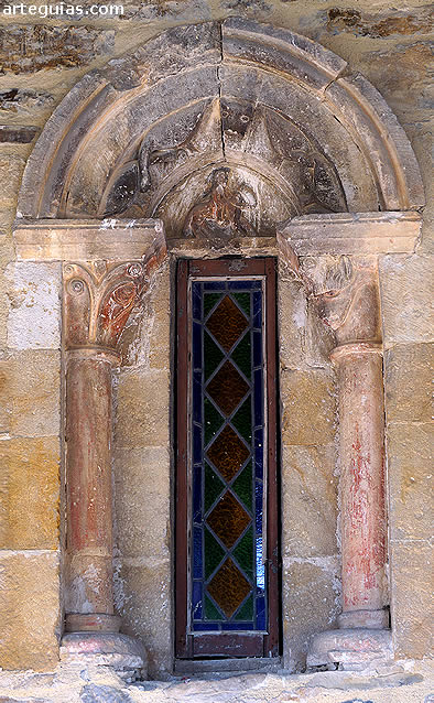Una de las buenas ventanas del muro sur de la iglesia de Bercedo
