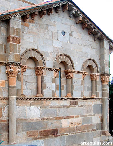 Columnas, ventanales reales y ficticios y cenefas taquedas
