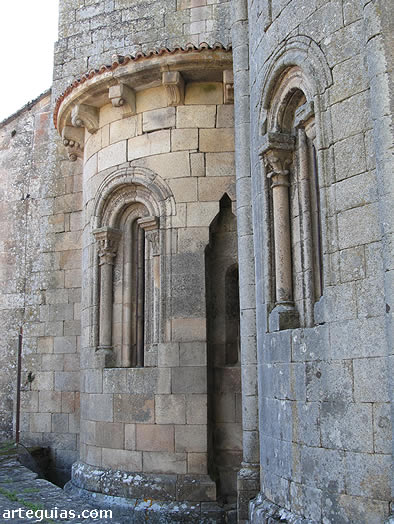 Iglesia de Santa Marina de Aguas Santas, Ourense: detalle de los &aacute;bsides central y meridional