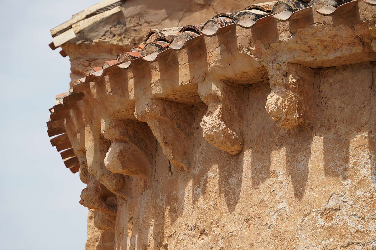Canecillos del ábside completamente erosionados