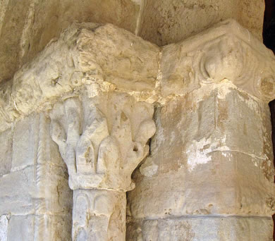 El otro capitel de la puerta