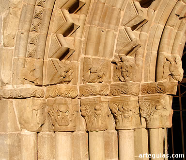 Capiteles de la puerta