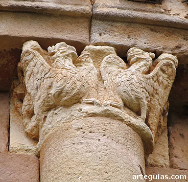 Dos dragones en un capitel de una columna entrega