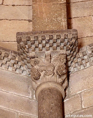 Capitel interior con representaci&oacute;n de leones
