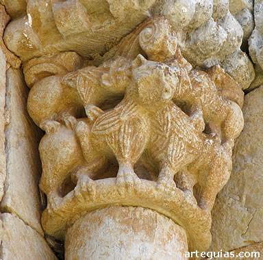 Capitel de leones del exterior de un ventanal. Santa Eufemia de Cozuelos