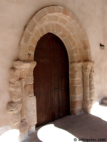 Puerta del muro sur de la iglesia