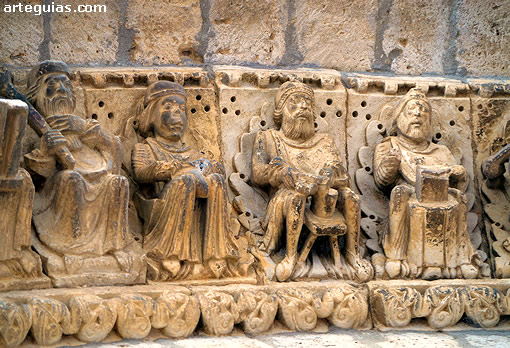 Detalle de la arquivolta figurada de la portada de Santiago de Carrión