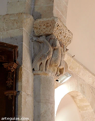 Capitel del arco triunfal con escena de cetrer&iacute;a