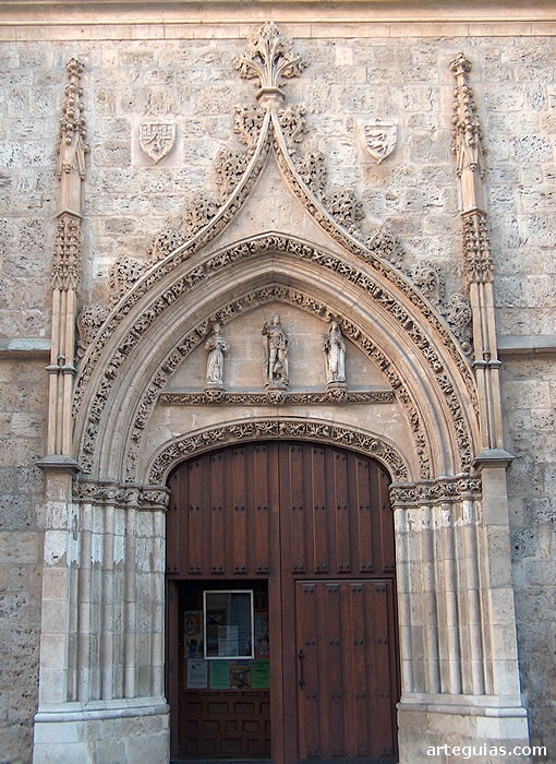 Monasterio de Santa Clara: portada tardogótica