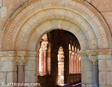Galer&iacute;a porticada desde el este